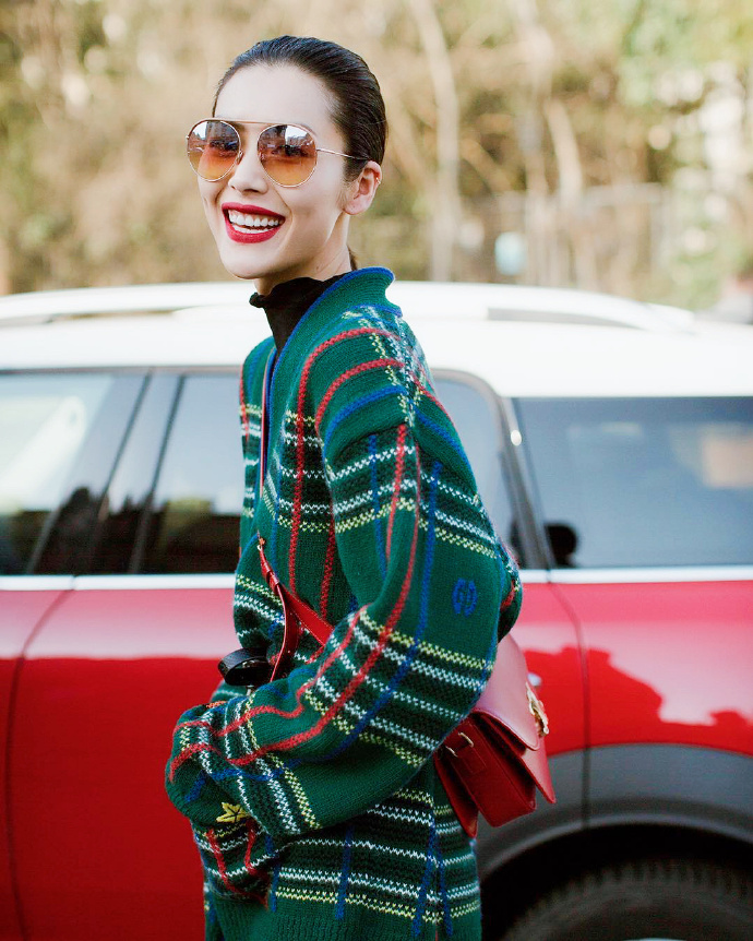 「穿衣搭配」超模刘雯气质开挂，穿墨绿色针织外套配黑色休闲阔腿裤，高级大气