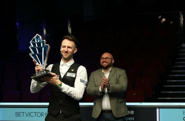 丁俊晖■发挥不稳定的他，本赛季的战绩远不如特鲁姆普，近日已回国