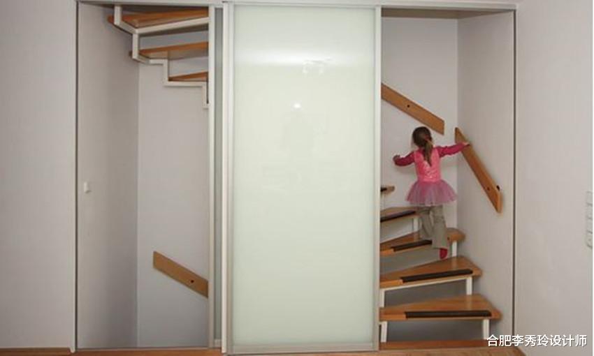 ▲得亏在楼梯通道中间装扇门，多了这4点用处，还挺适合农村自建房