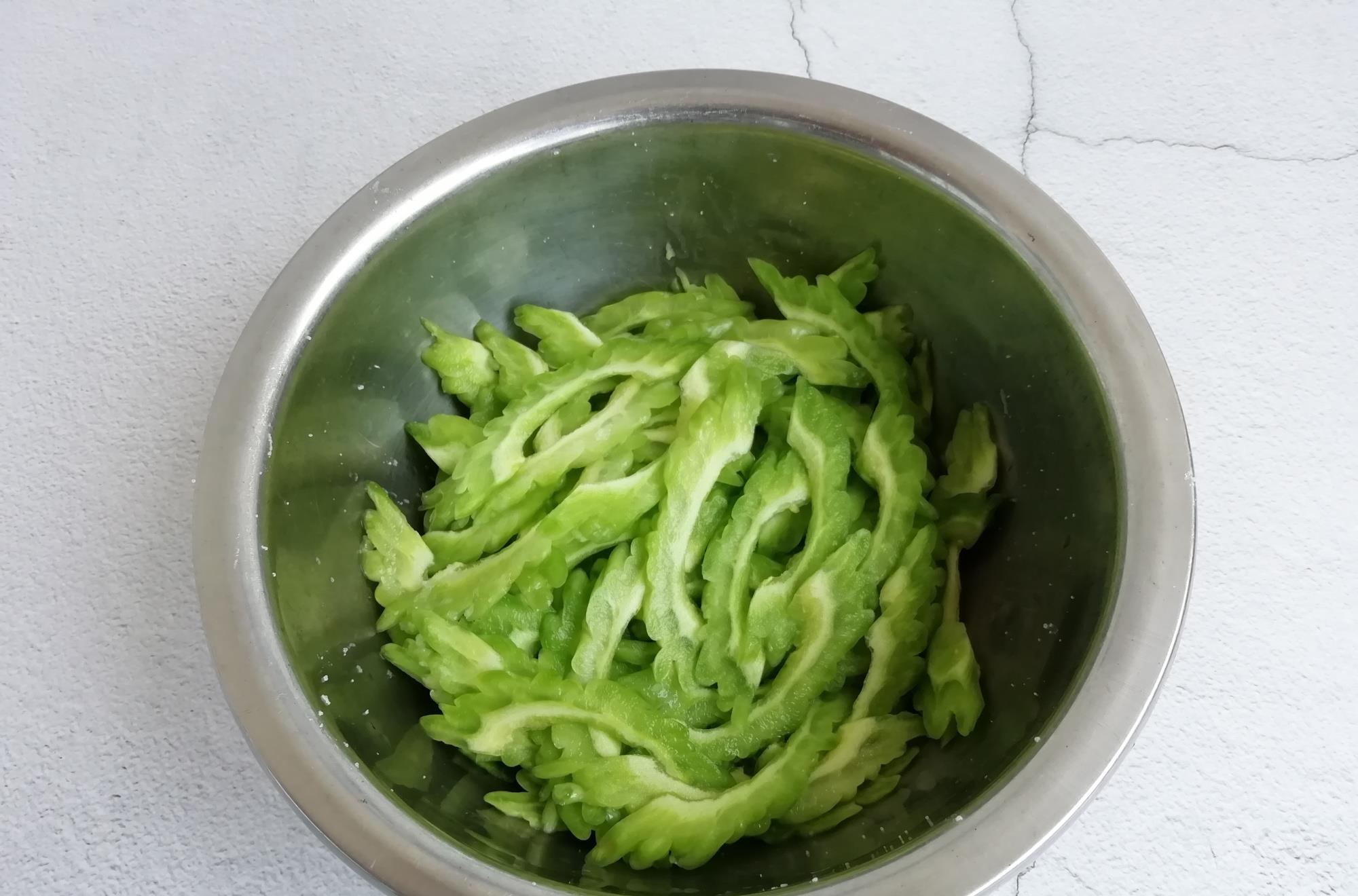 【苦瓜】天一热，儿子就吵着要吃这菜，营养又开胃，几天不吃就馋得慌