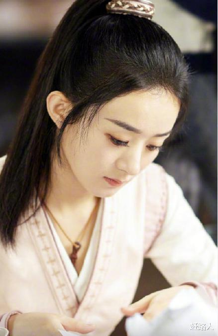 赵丽颖▲《有翡》杀青赵丽颖撒泪告别,接受采访说出4句话,暗示婚姻状况