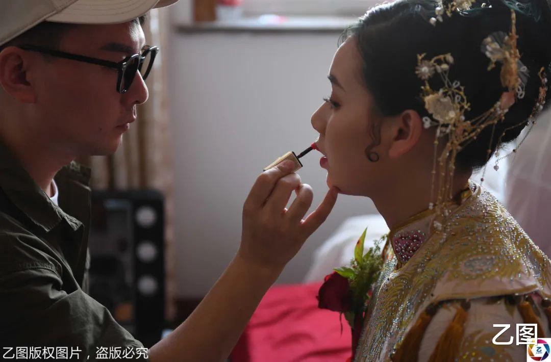 乙图|养了24年的女儿坐着马车出嫁了，下楼瞬间，父亲躲进小房间抹泪