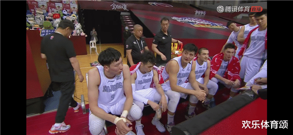 『新疆男篮』新疆三大国手现原形！一个神经刀，一个大糙汉，一个一打硬仗就腿软