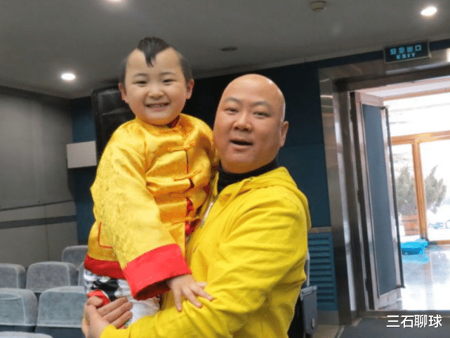 邓鸣贺|凭春晚走红“年画娃娃”邓鸣贺，8岁因过劳去世，如今妹妹现状令人心疼！