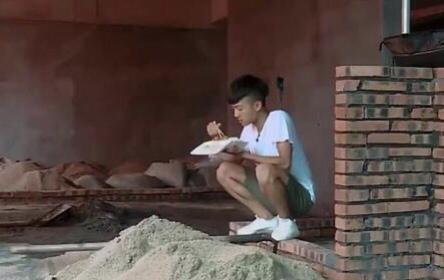 工地|去年713分被清华自强计划录取,却还在工地搬砖林万东,后来怎样