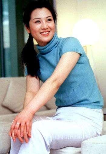 王欢|2013年,原央视主持人王欢因癌去世,生前想当小学老师,一生未婚