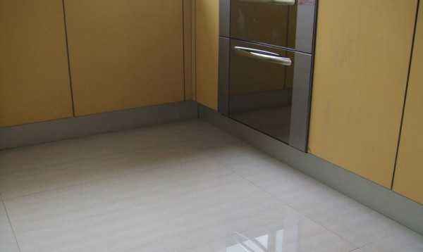 |橱柜底下万万要装上这块板，效果好十倍，后悔我家当初没听劝