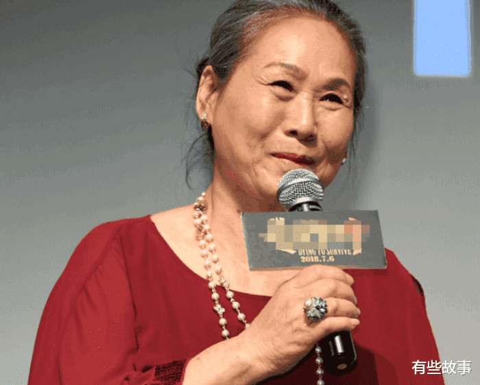 演艺圈|62岁被儿子带进演艺圈, 两部电影票房超85亿, 如今比儿子还红