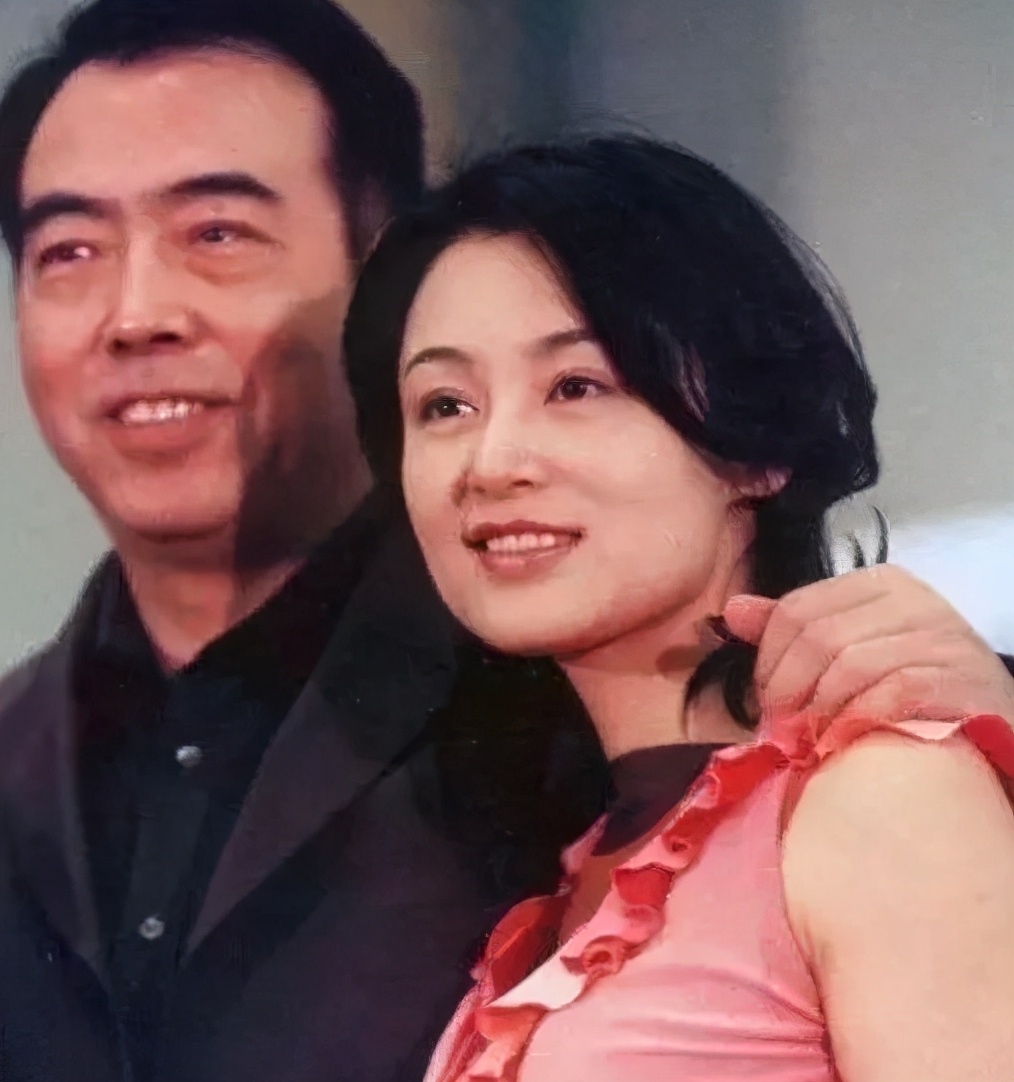 陈凯歌|陈凯歌老婆参加奢华晚宴，打扮朴素气质绝佳，51岁逆生长似冻龄