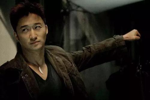 吴京：嫌吴京太穷抛弃他嫁入豪门，富豪却意外猝死，今47岁无人敢娶卖鱼为生