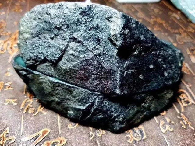 『翡翠』丑石出奇迹，奇丑无比的石头切开里面满是惊喜