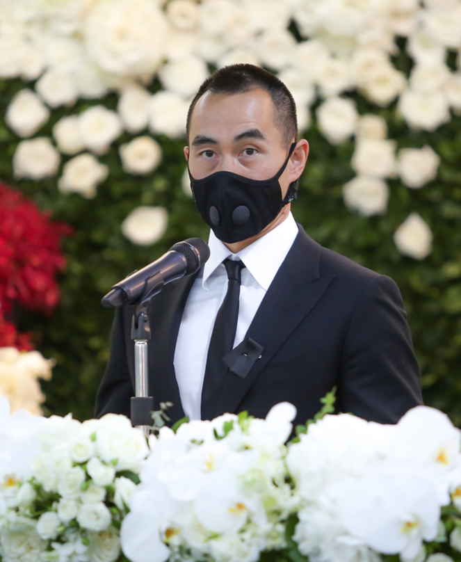 赌王|赌王出殡现场,四名儿子整齐同框,家族排位曝光何超琼处一排末端