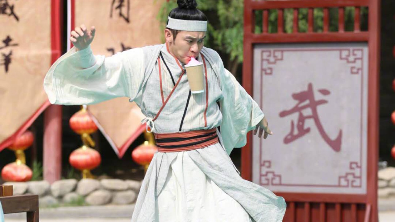 郑恺■蔡徐坤成《奔跑吧》主角后，三元老郑恺边缘化，baby放弃玩游戏