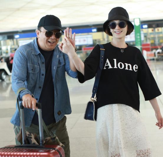 |李小冉才是冻龄的代表，看着皮肤嫩似牛奶，感觉都能掐出水了