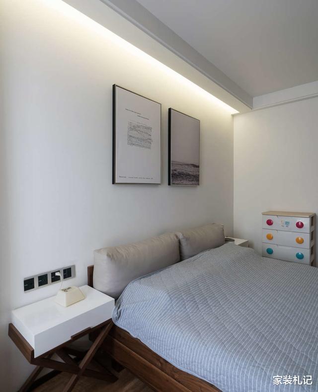 【】多亏当初设计师坚持，放弃电视墙装成收纳，美观实用两不误！聪明