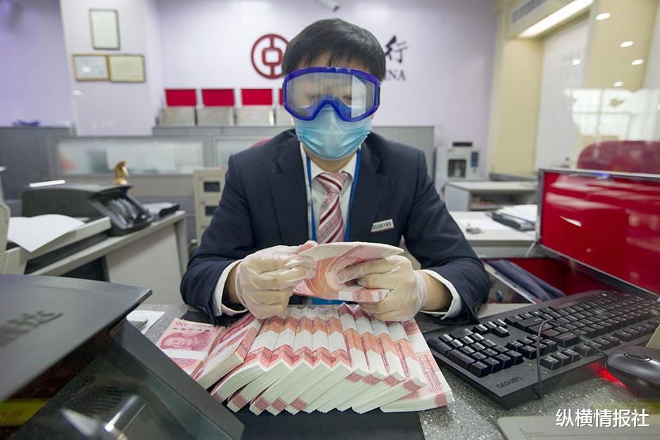 [李嘉诚]到银行一口气取10亿现金，银行会让你痛快拿走吗？李嘉诚做到了