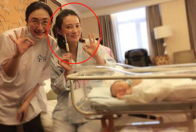 二胎|蒋勤勤43岁生二胎，产后与丈夫合照像两代人，网友：没有必要