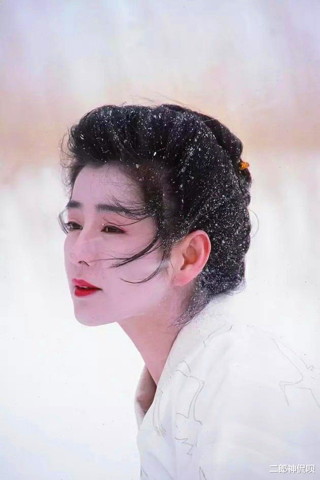 李小龙|无法重拍的瞬间：拉黄包车的李小龙，听MP3的狄仁杰，搭肩刘晓庆的铁榔头