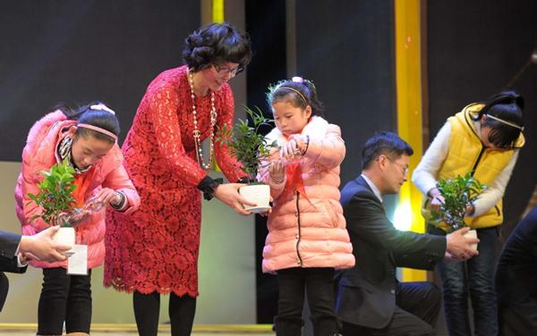 趣观历史|浙江拖拉机手创业成富婆，为激励职工赠百台豪车，如今发展如何？