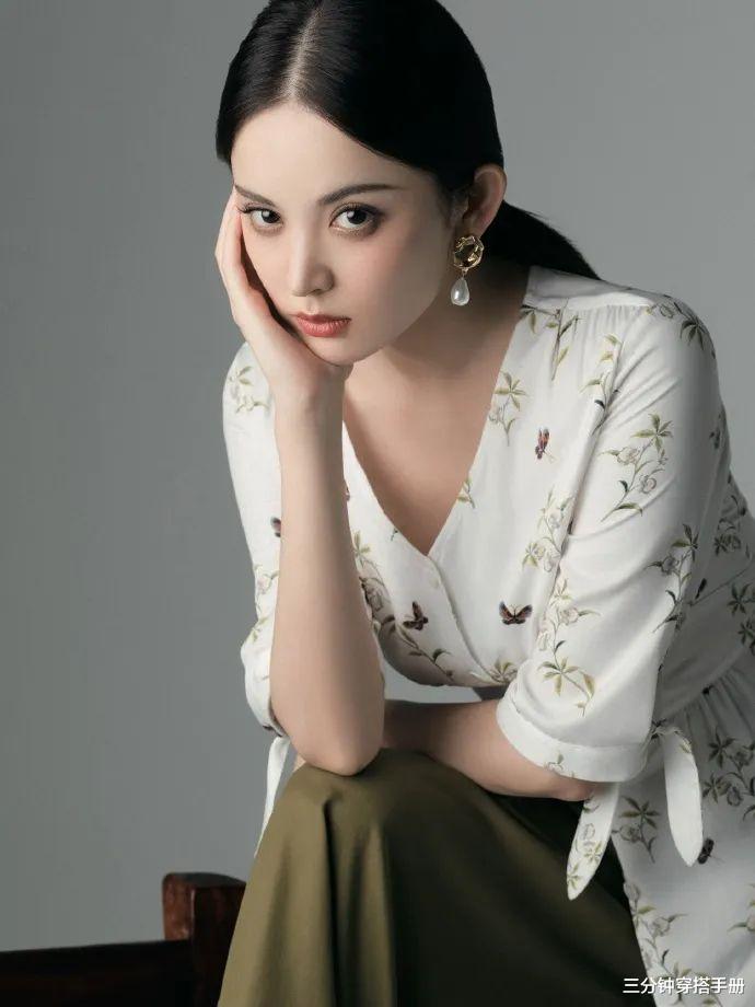 「古力娜扎」古力娜扎脸上这个“窝”多少女生羡慕？有她这个优势，侧脸照绝了