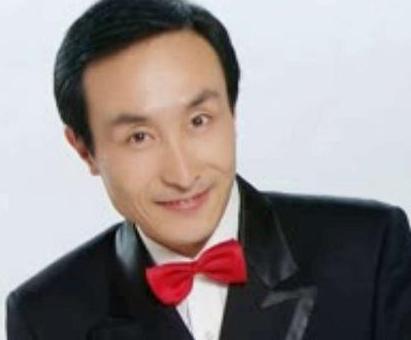 ：62岁巩汉林家中内景曝光，装修简单面积小，门挂红灯笼接地气