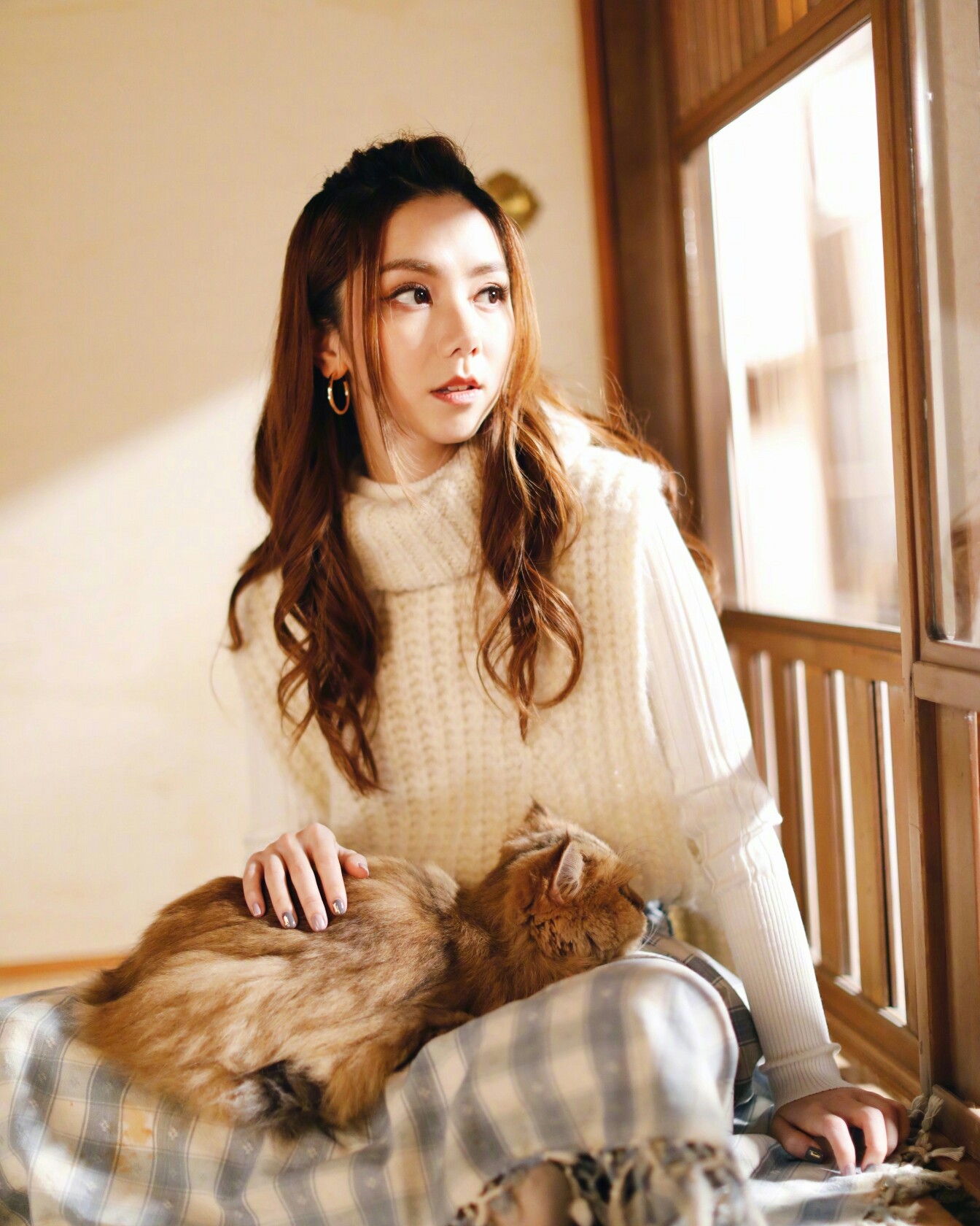 「演唱会」以为自己很红，跑到国外去开演唱会，谁知没人看，无奈送票占座