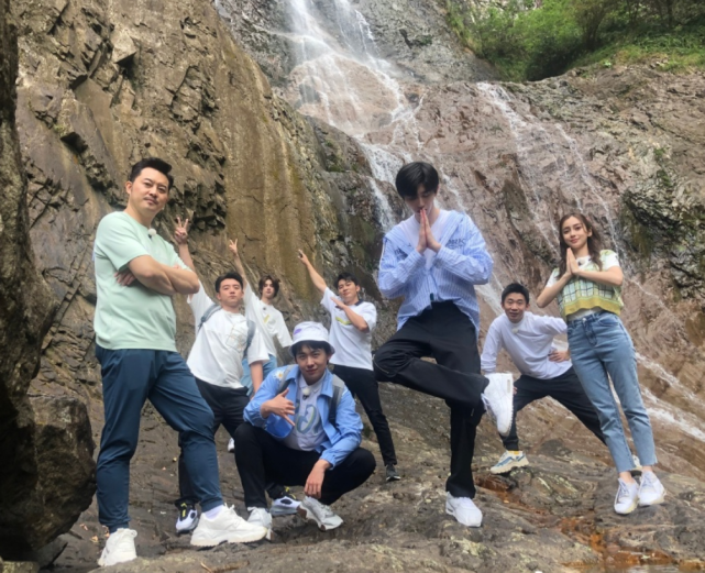 『蔡徐坤』蔡徐坤晒奔跑吧大合照，谁注意baby站姿？这才是女MC的排面