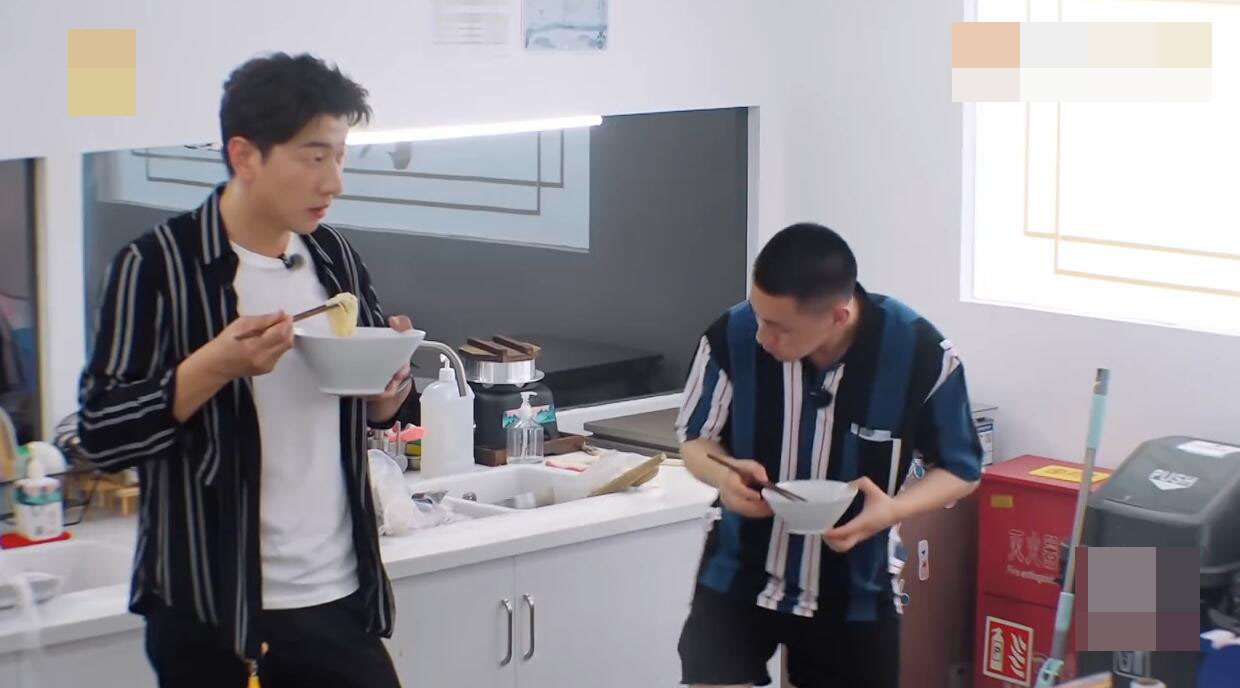 赵丽颖|《中餐厅》赵丽颖面对卡斯柏土味情话面带不悦，与李浩菲区别明显