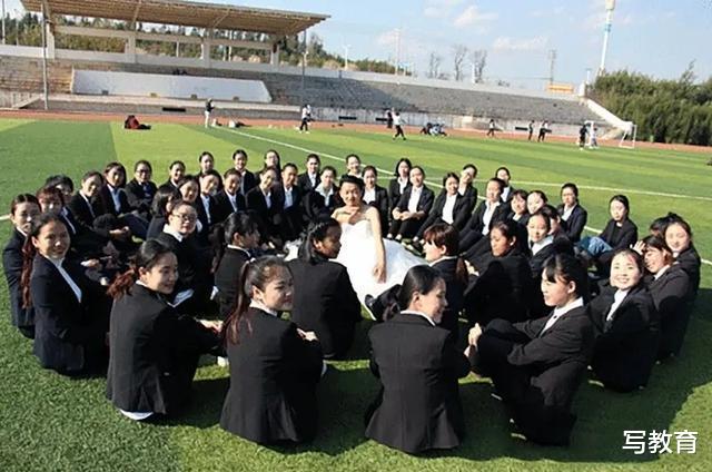 高校|大学同学合照两个大字,让女生脸红,男生忍俊不禁,猜是哪所大学