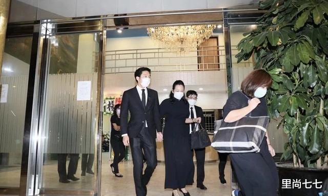 郭晶晶|郭晶晶亲妈随一家五口露面，头发花白很朴素，与婆婆朱玲玲差别大