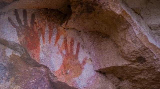 |荒漠中神秘的手掌洞,已存在1万多年,其目的至今无人知晓