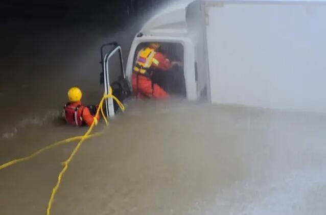 半岛晨报|今早杭州一货车坠河，路面突现6米高水柱！一位“勇者”被拍下