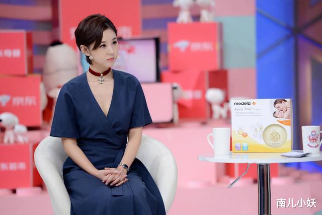 连衣裙■李小萌换发型太美了，穿蓝色V领连衣裙配短发，气质温柔又甜美