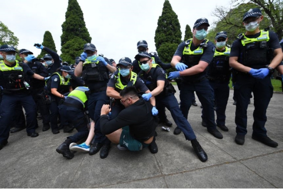 澳大利亞爆發嚴重混戰！200多人抗議者不戴口罩，與警方大打出手-圖2