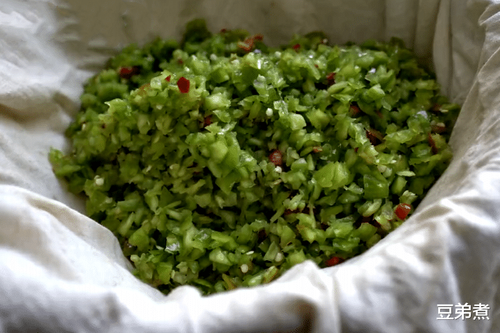 辣椒|秋天，少吃芹菜多吃它，2块钱一斤，做成丸子，香辣可口又下饭