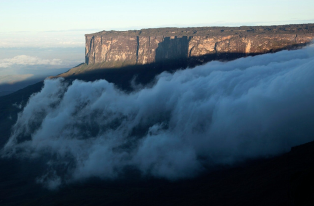 ▲一座高达2800米的山峰，四周如同刀削，被誉为“世界尽头”