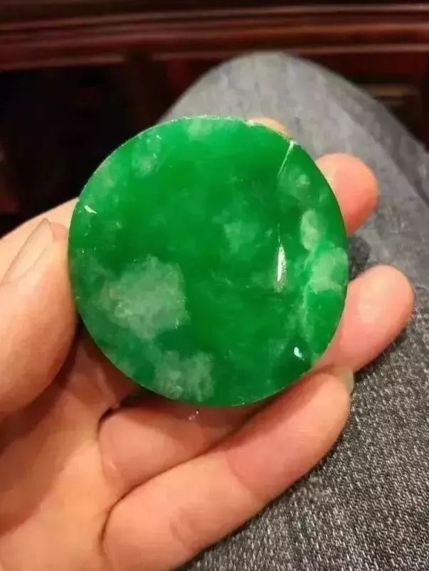 翡翠@宁买一条线,不买一大片,在翡翠原石中经验和眼力的重要性