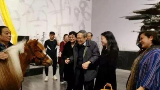 杨振宁：97岁杨振宁与43岁的翁帆在泳池里嬉戏打闹，跨越半个世纪的爱，羡煞旁人