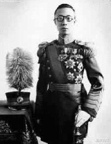 「溥仪」溥仪在养心殿神龛中发现道密诏, 解开了清朝两百多年的秘密