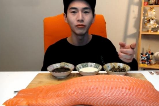 【三文鱼】大胃王吃50斤“三文鱼”，以为很能吃，切开后露馅，网友：取关！