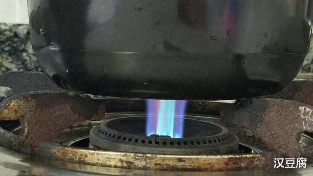 ：蒜香鸡腿的做法，我家经常吃的一道美食，又香又好吃，味道很棒