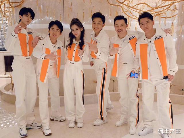 关晓彤■关晓彤参加跑男录制,跟170cm郭麒麟同框,彻底暴露了真实身高