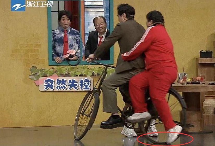 『贾玲』贾玲因“太胖”把轮胎压扁，谁注意一旁关晓彤小动作？女明星教养一目了然