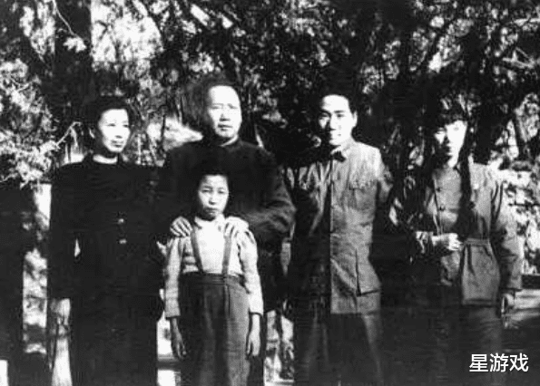 |毛主席和江青罕见合影，一同看报喜乐融融，非常恩爱