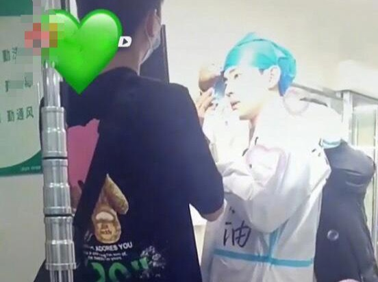 明星素颜■40位明星素颜出镜,老戏骨小鲜肉齐聚,这部剧口罩下的眼神全是戏