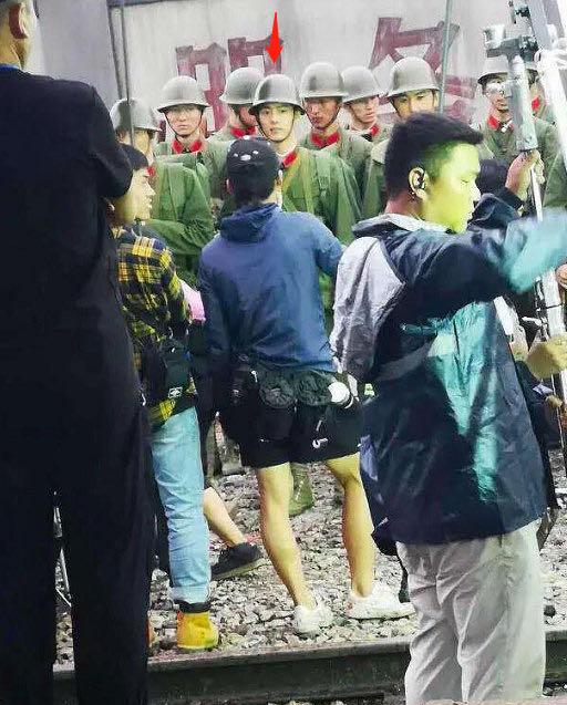 肖战|肖战新剧再出路透！军装寸头演绎士兵形象，站姿却被指明显错误