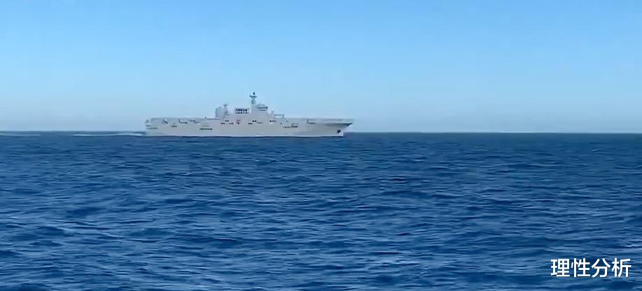 两栖攻击舰|075海上撒欢照曝光，首次出远门太“激动”，接近全速奔跑