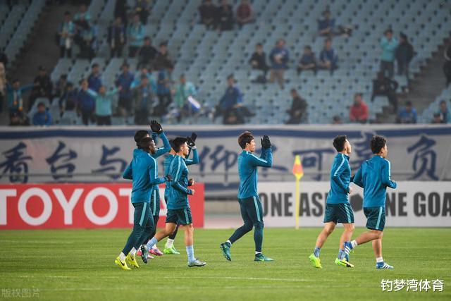 江苏苏宁|特意空出一个名额？中超苏宁集体照引发球迷猜想，会有压哨新援吗