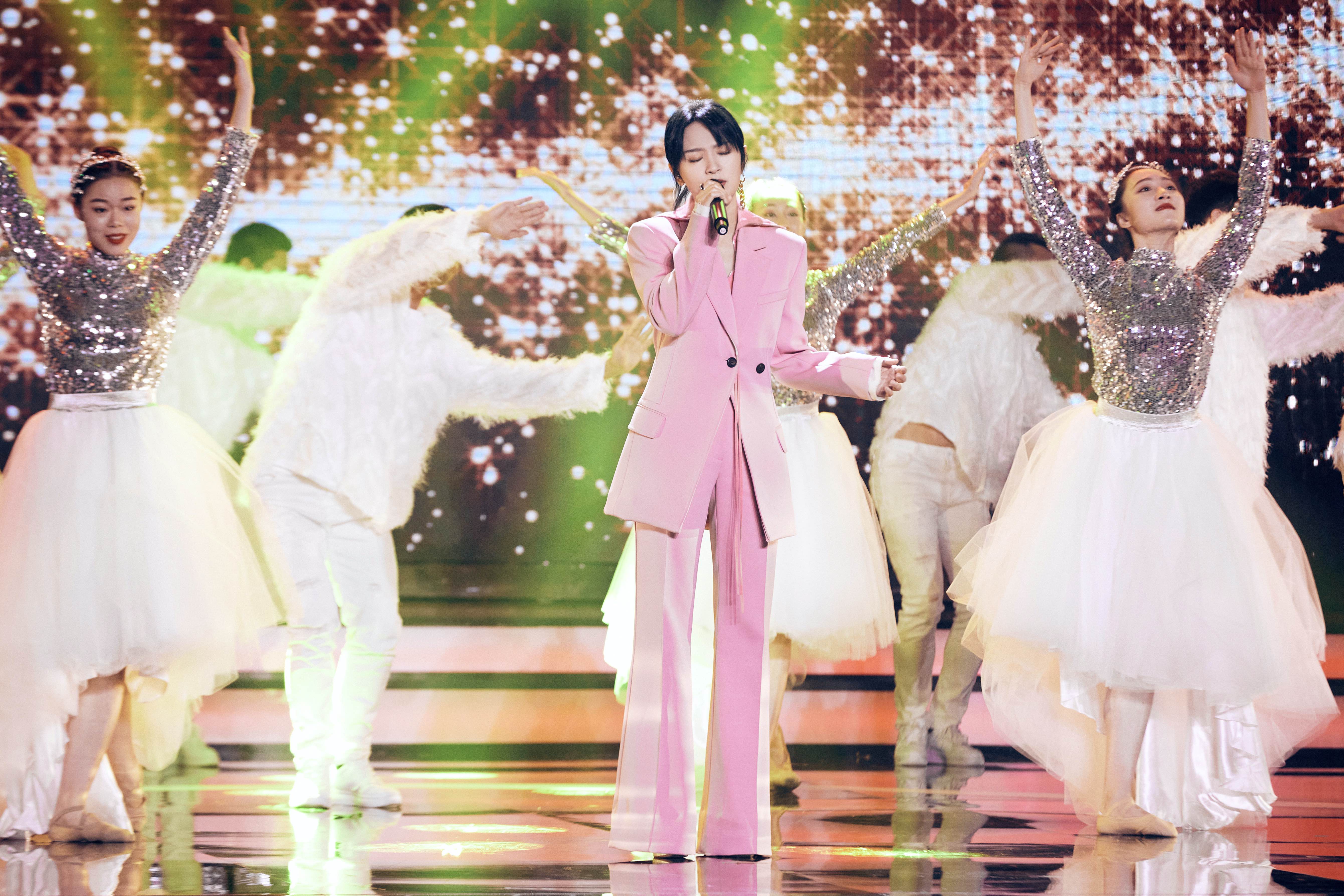 周笔畅|周笔畅亮相时代报告剧《在一起》晚会 首唱新歌《聚光》致敬抗疫英雄