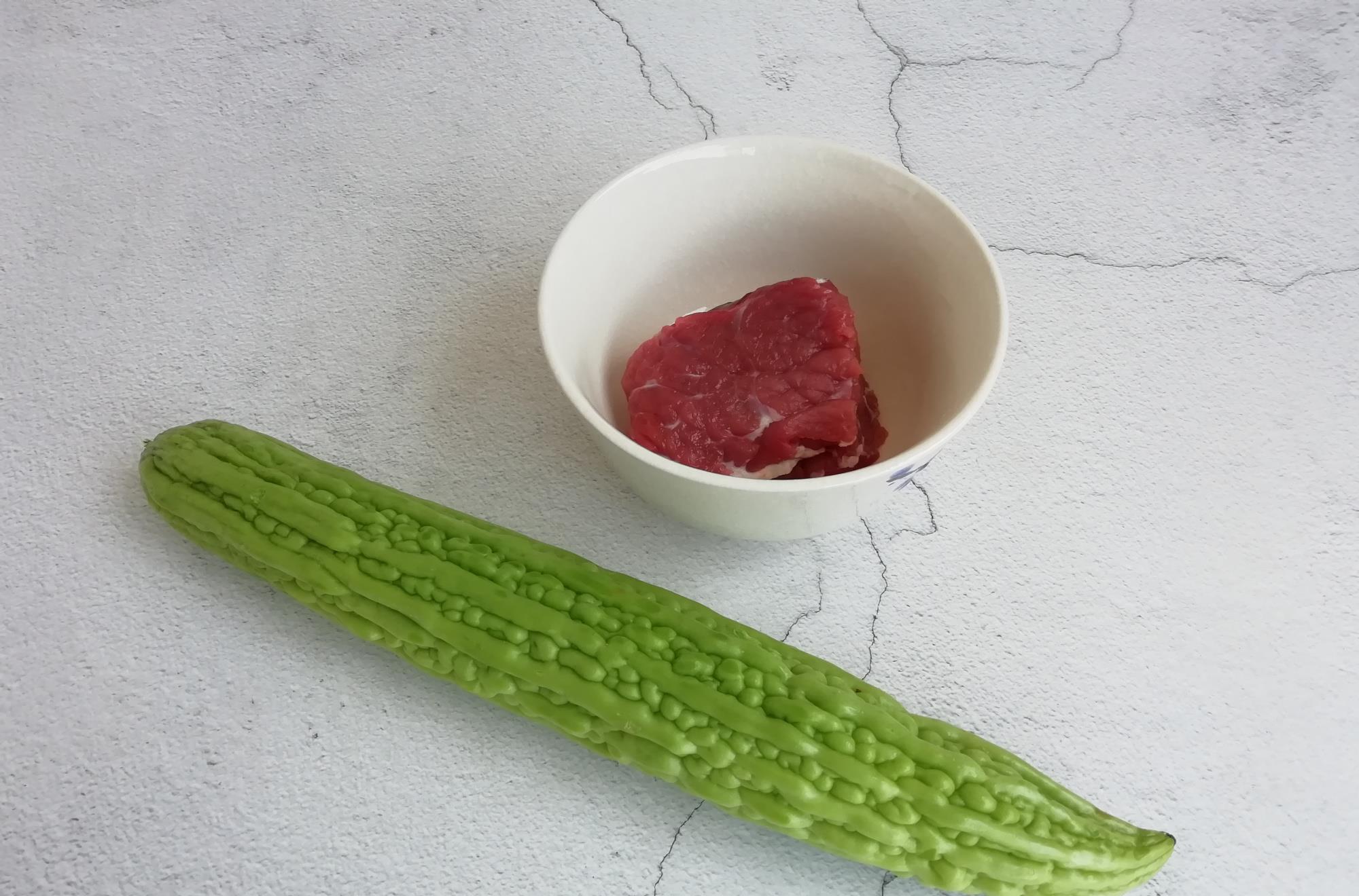 【苦瓜】天一热，儿子就吵着要吃这菜，营养又开胃，几天不吃就馋得慌